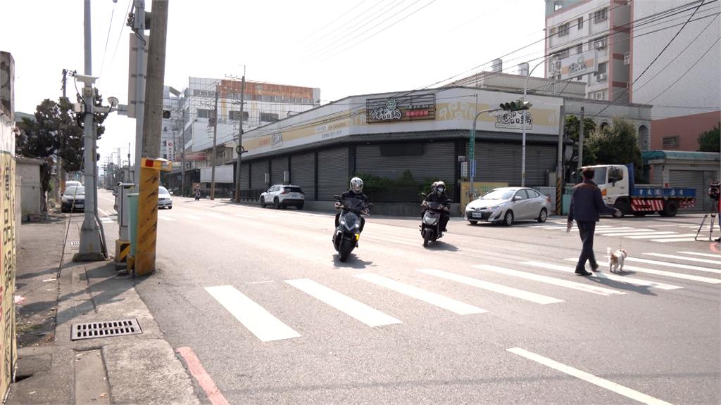 行人地獄！嬤推孫過斑馬線　13輛車沒禮讓...無奈退回路邊