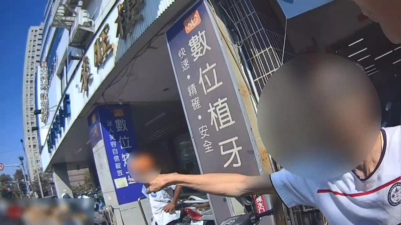 討3000元討到當街開戰！　高雄3人當街「拿安全帽砸」民眾看傻