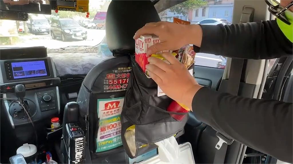 搭車補充能量！ 新竹小黃運將準備滿滿零食、飲料