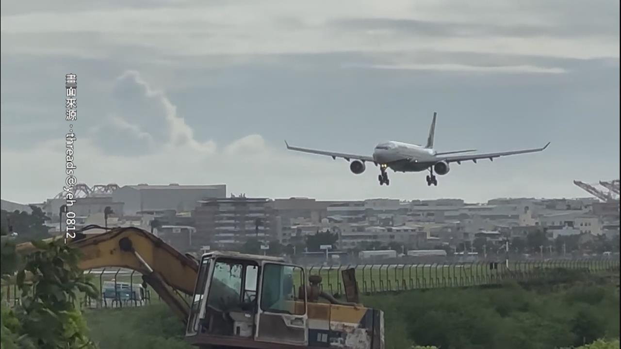 高雄風太強！小港機場飛機升空重飛　市區招牌搖搖欲墜