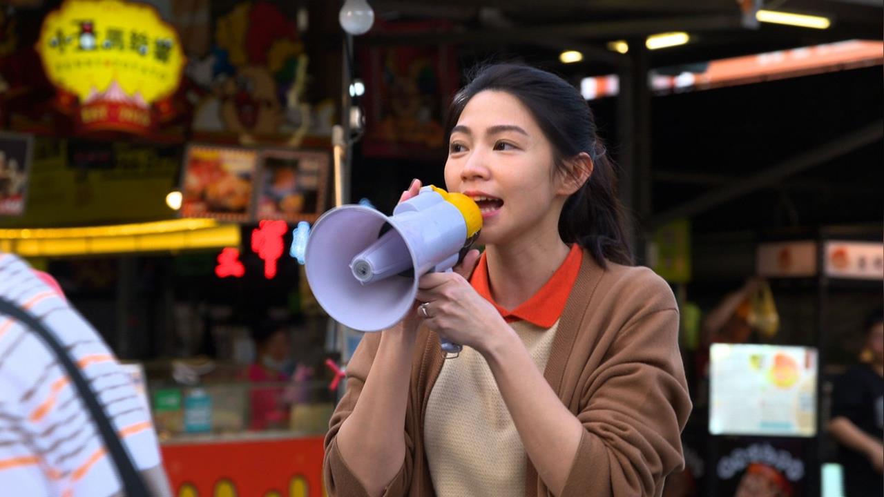 《豆腐媽媽》夜市開戰！豆花大放送化解「冰塊危機」　曾智希叫賣民眾擠爆現場