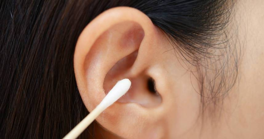 別再用棉花棒挖耳朵! 醫曝「耳屎常變鋼筋混凝土」:請交給專業的來