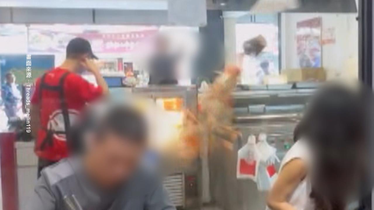 點餐糾紛!嫌店員態度差 男暴怒拍飛牛肉麵