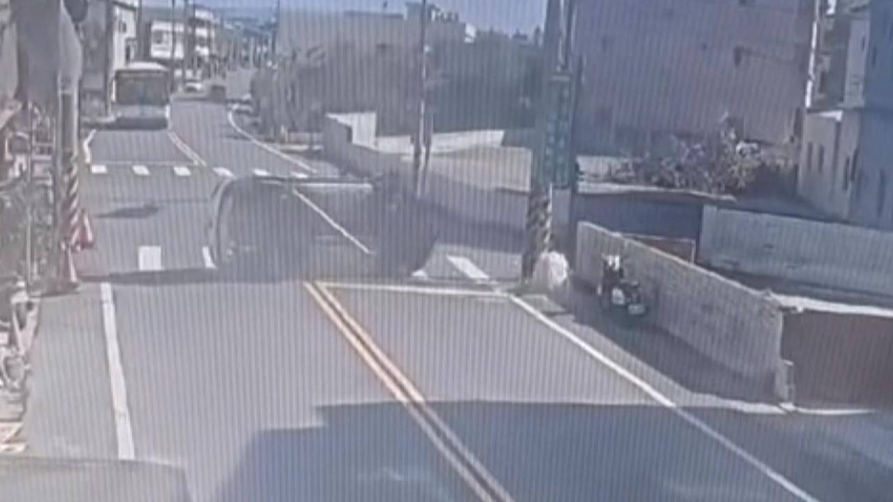 砰！彰化婦人疑恍神衝撞側翻　消防栓被撞斷水柱狂噴一片混亂