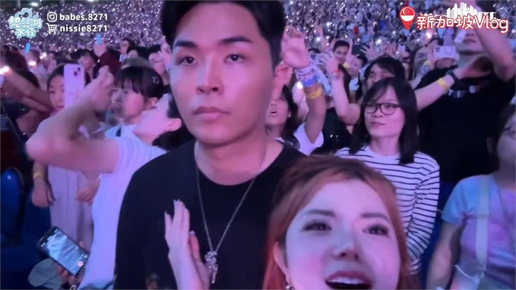 網紅女友泰勒絲演唱會「舉大鑽戒求婚」　韓籍男友淡定表情連路人都傻眼