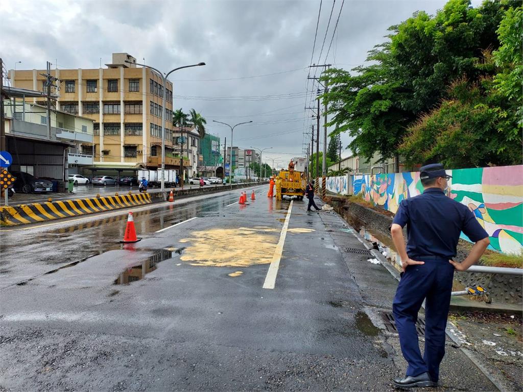 快新聞／疑下雨打滑　台南小貨車撞斷電桿後落水溝　駕駛受困不治