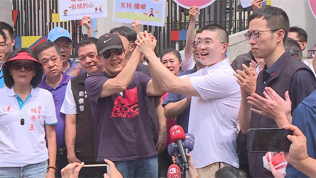 最前線／不畏「死亡之握」？謝國樑緊握馬英九！議員酸：以為能負負得正？