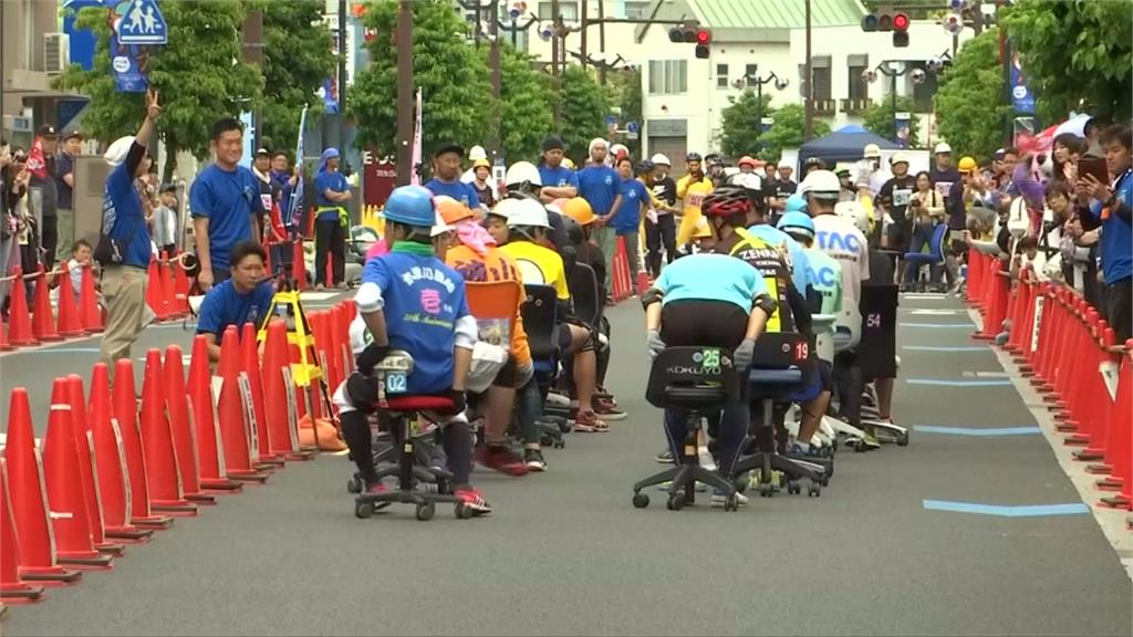 日本辦公椅競速趣味賽 助商圈起死回生