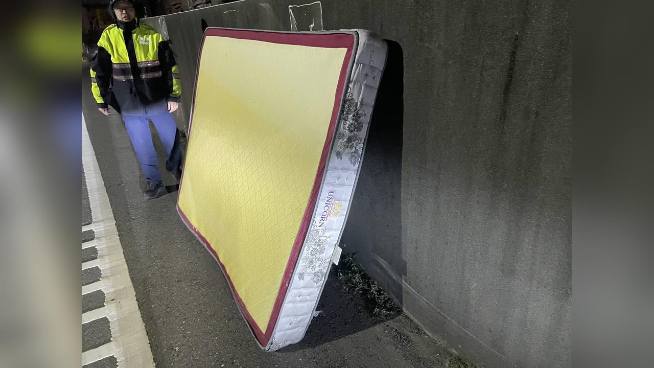 離奇! 彰化路中驚見床墊 送報生騎機車撞上"肋骨斷3根"