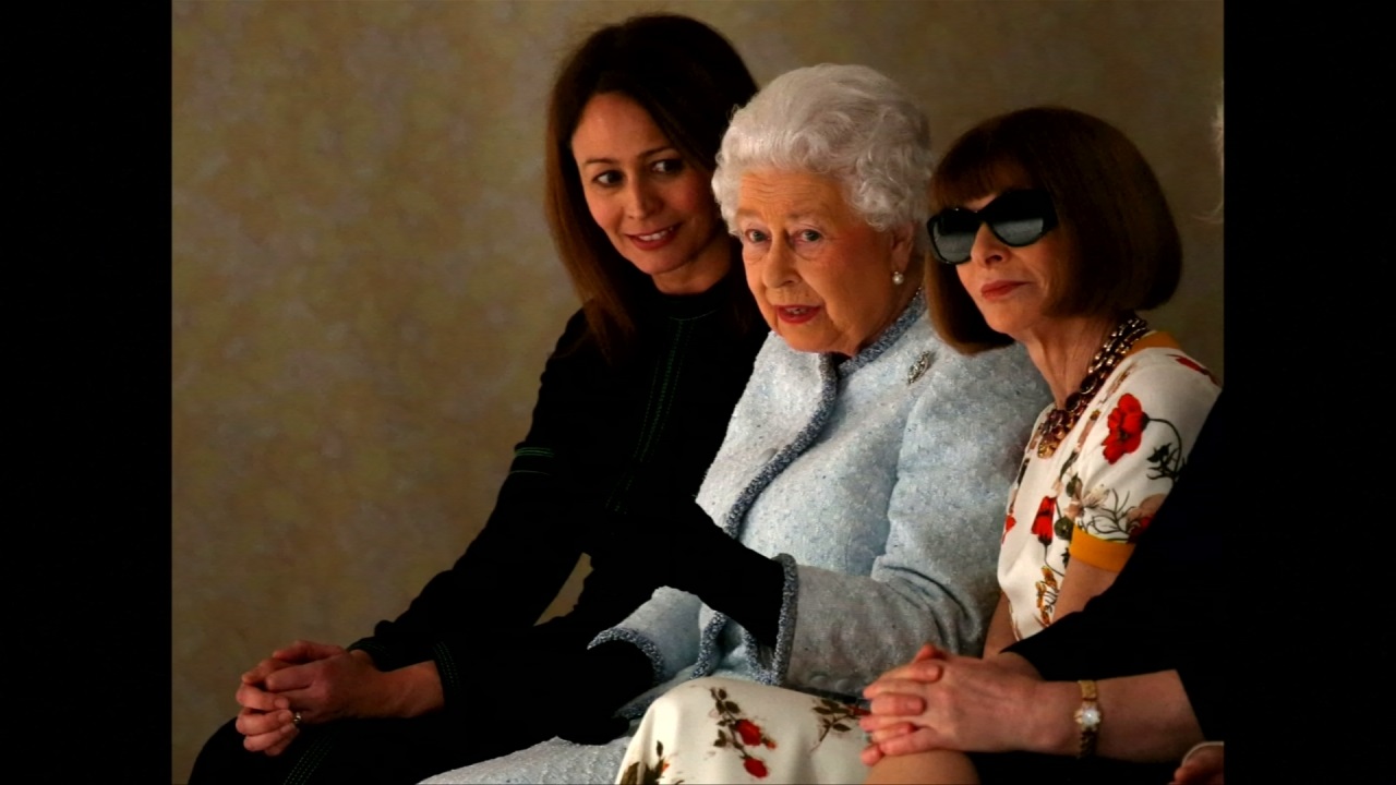 英女王出席時裝週 與「惡魔總編輯」並肩看秀