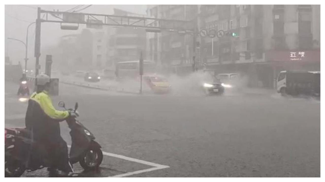 滯留鋒面夾擊！明後天迎「致災性降雨」　全台「豪雨假」放假標準曝光