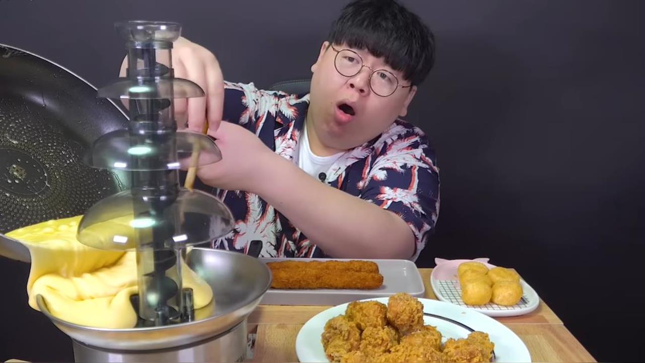 直播主吃火鍋「險被噴泉甩臉」！無助畫面曝網笑瘋：荒謬到像AI