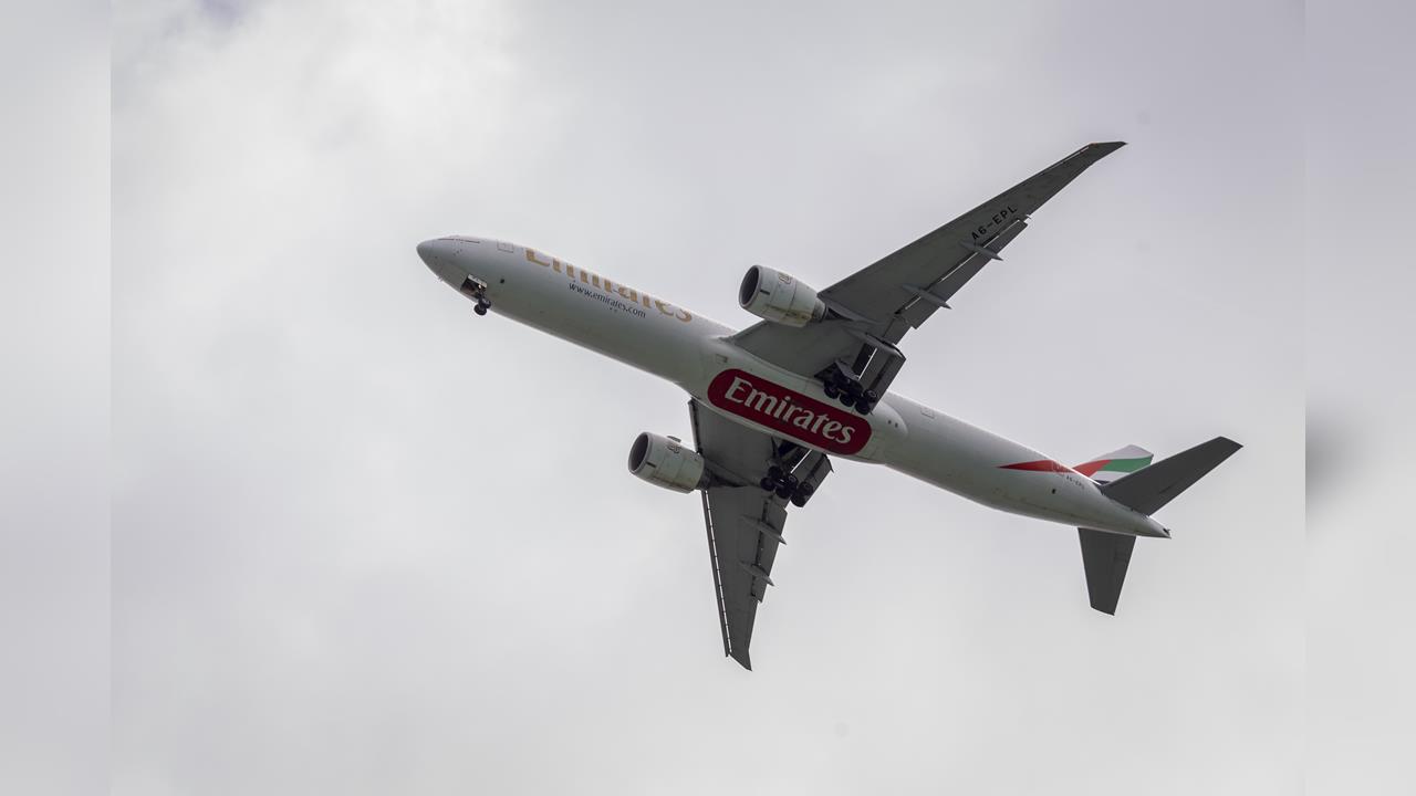 降落香港機場突鬼轉…阿聯酋航空「撞上地勤車」釀2死!「機身截斷泡海」離奇畫面曝