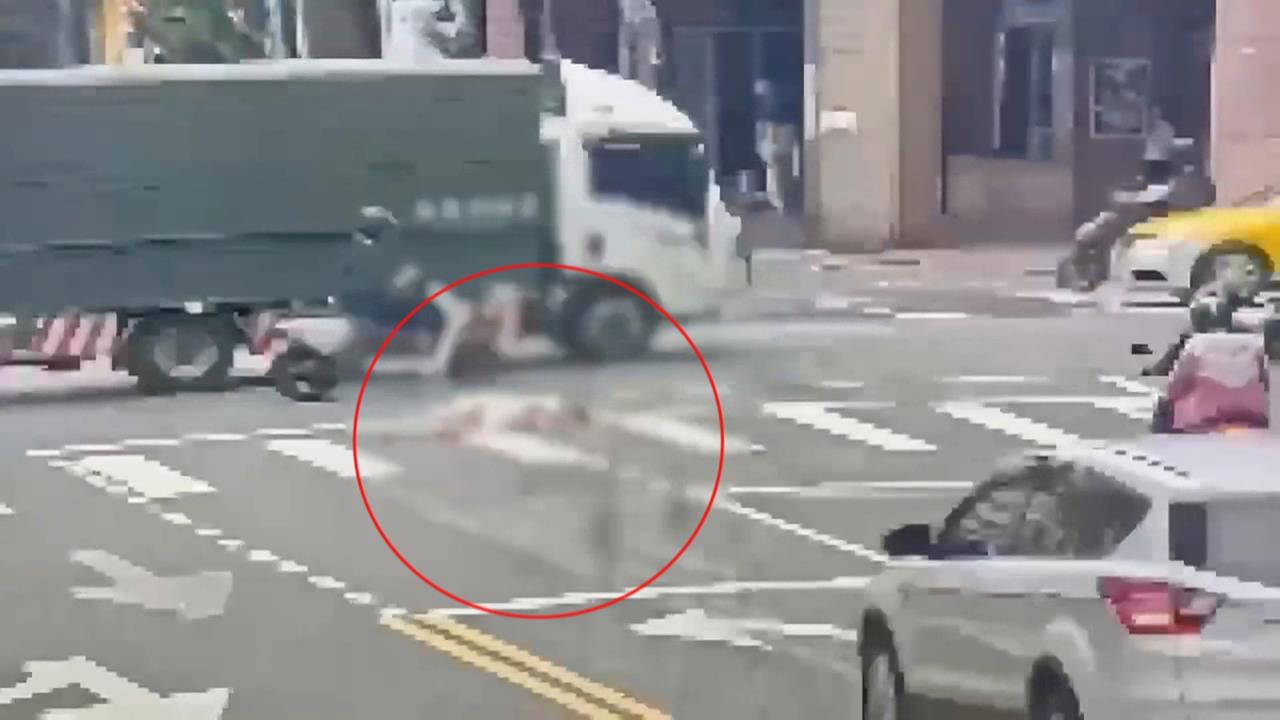 台北女過馬路突倒路中　「遭男拖走」毫無反應嚇壞民眾