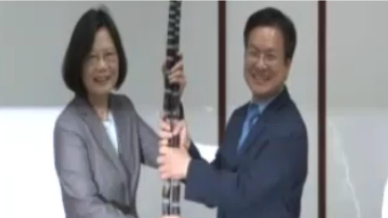 蔣萬安「廟贈甘蔗丟路邊」網笑了！挖蔡英文2015舊片：收兩支隔年當選