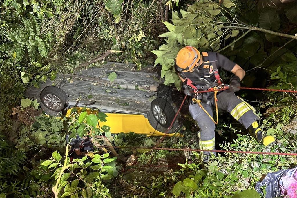 快新聞/晚間新店發生計程車墜落邊坡事故 1人受傷