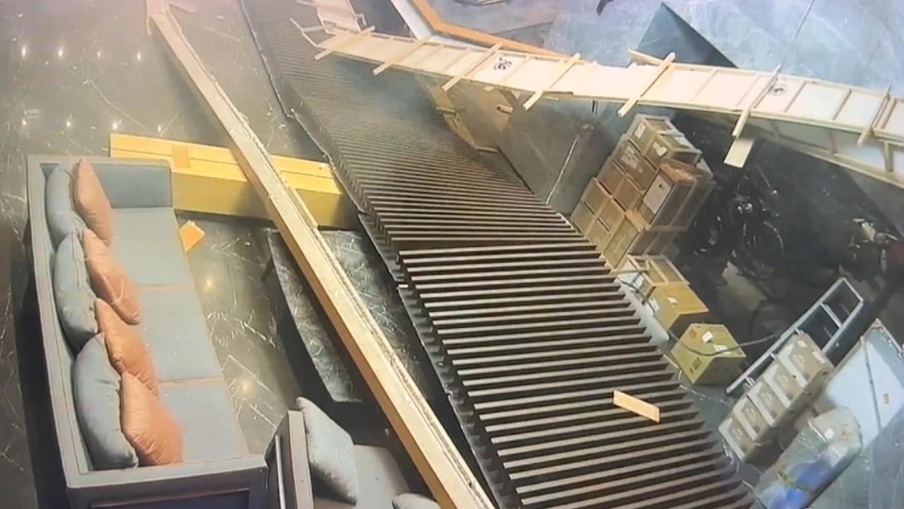 高雄大樓天花版整片掉落　保全急躲桌下角落僅輕傷