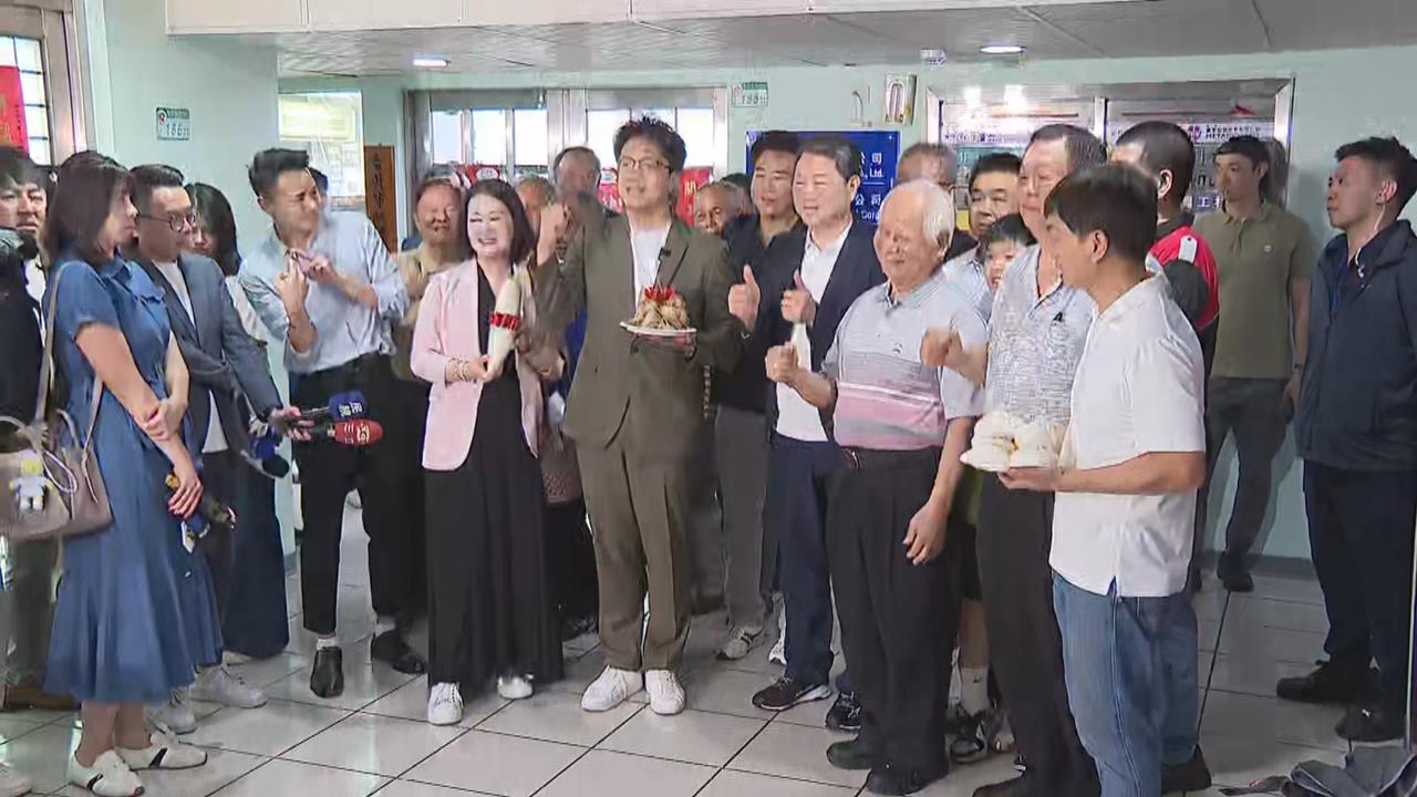 快新聞／沈伯洋選台北市長「包中」！機車公會送菜頭、粽子、包子齊喊：凍蒜