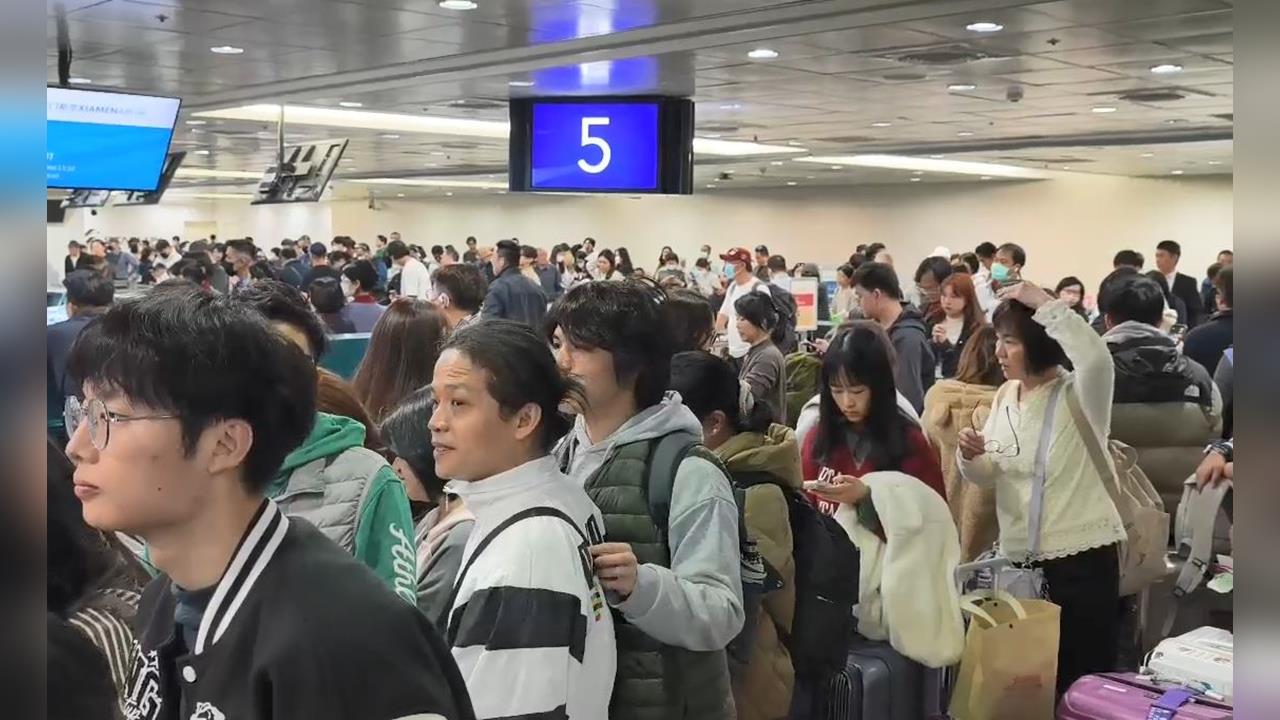 桃園機場DCS報到系統當機 旅客一度大排長龍