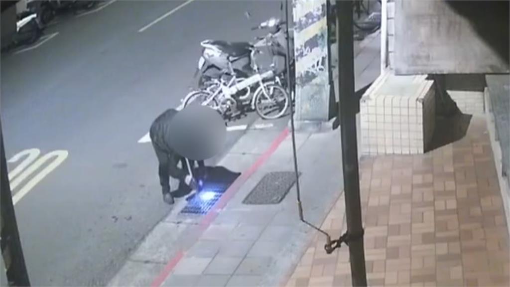 詭？半夜找東西？　男搬動水溝蓋「害路人踩空慘跌縫三針」