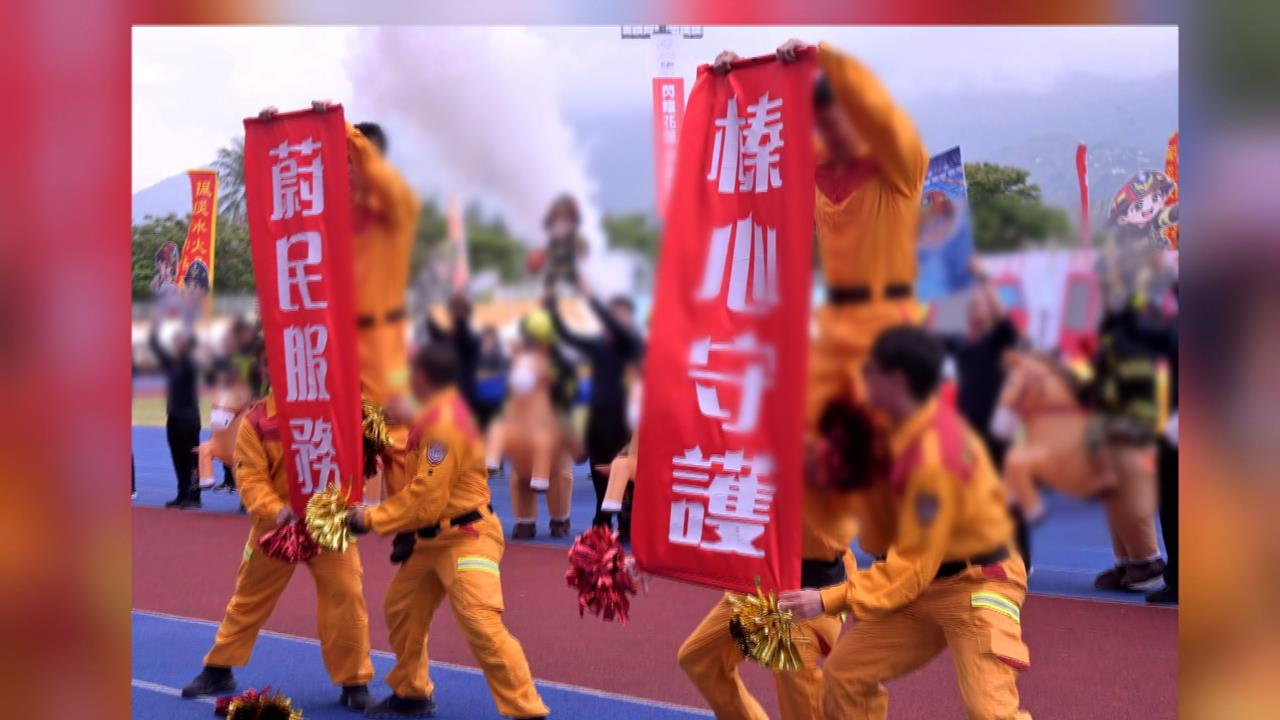 花蓮消防員高舉布條「榛心守護、蔚民服務」　大量網友狂酸