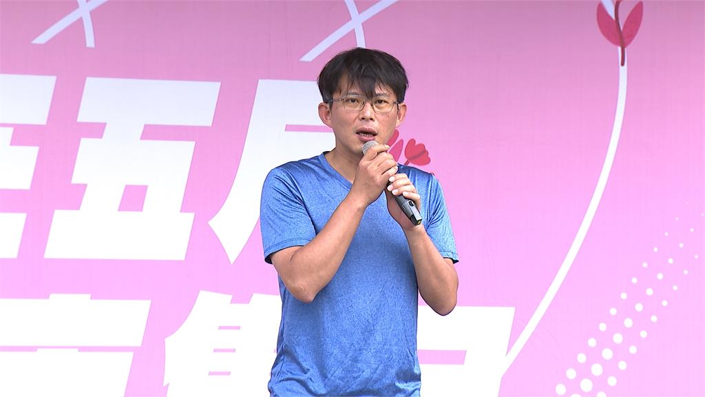 黃國昌乘座機車「參與白沙屯進香」　四叉貓：違規還咆哮