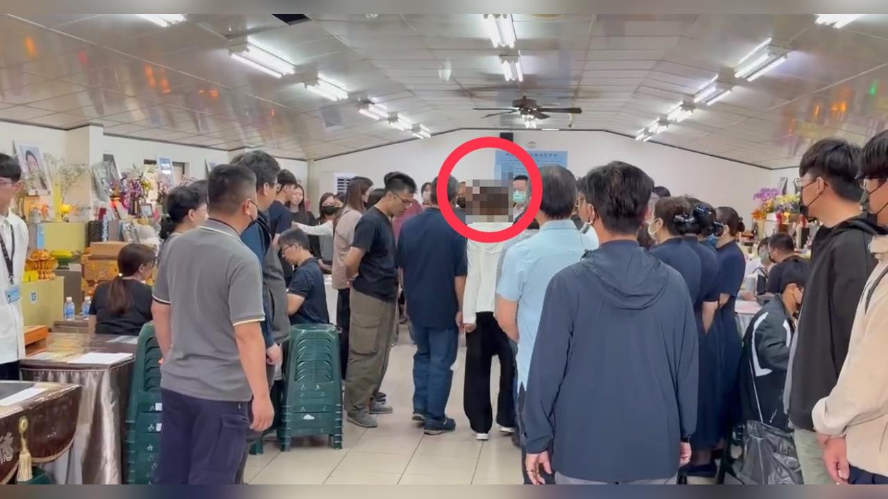 快新聞／台南女警遭追撞後輾斃！女大生現身靈堂上香道歉