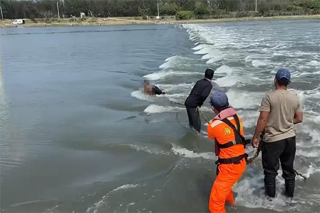 快新聞／驚險！ 船員洗網跌落塭仔港　海巡、漁民成功救援