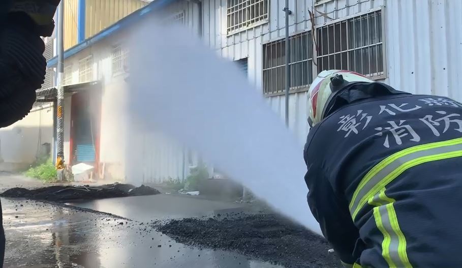 快新聞/嚇死人! 彰化道路改善工程挖破管線 天然氣外洩狂噴3層樓高