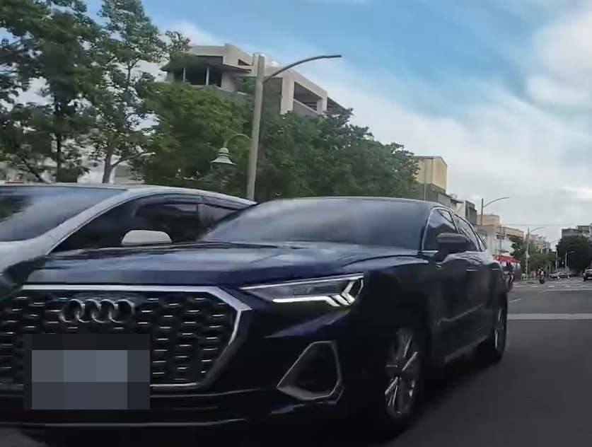 【有片】馬路你家開的？奧迪突超車逼近　對向單車騎士嚇壞急閃