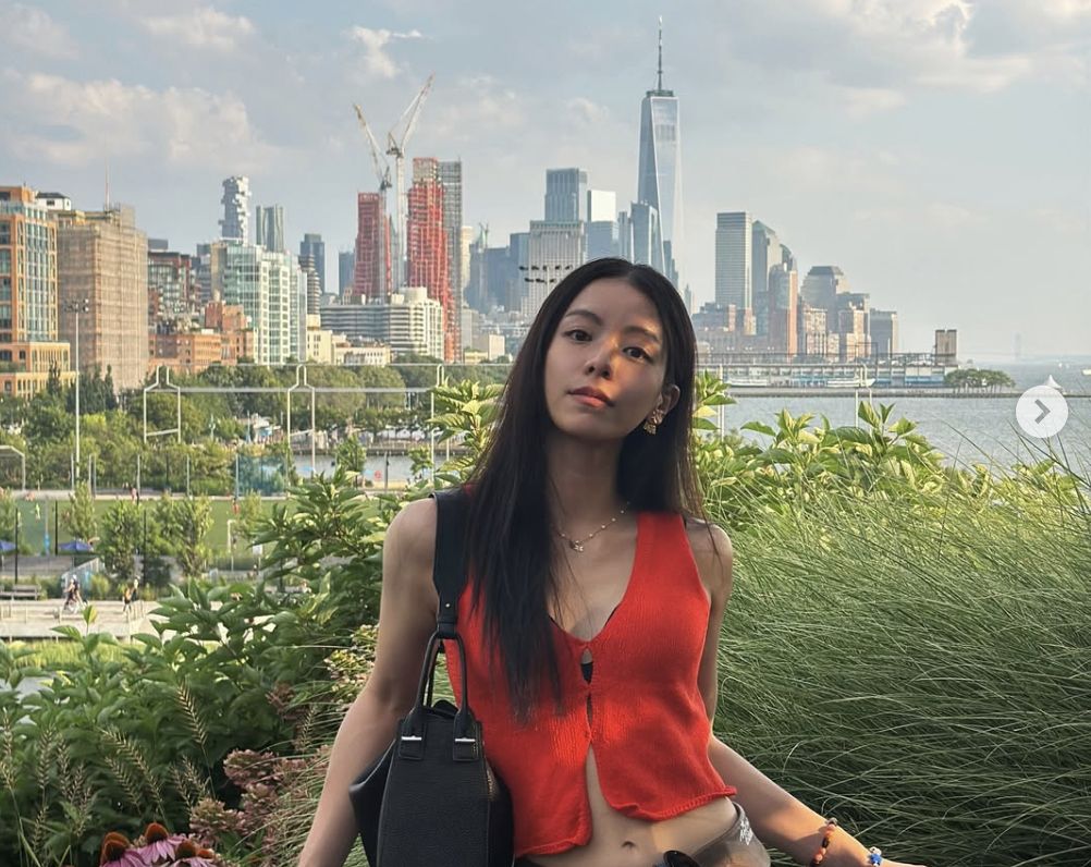 清純女神宋芸樺赴美後尺度大開　泳池畔罕見「解開束縛」　上帝視角洩火辣春光