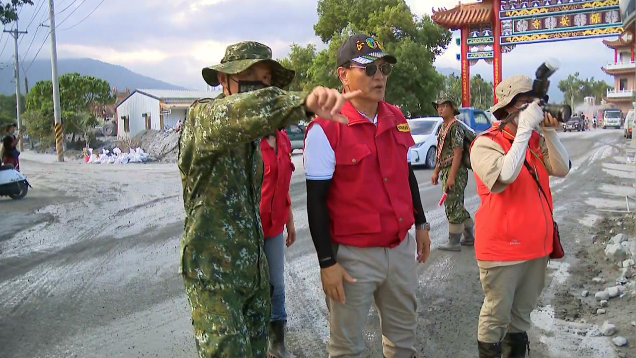 「救災超人」應中央號召前來！收假日又填沙包又清溝