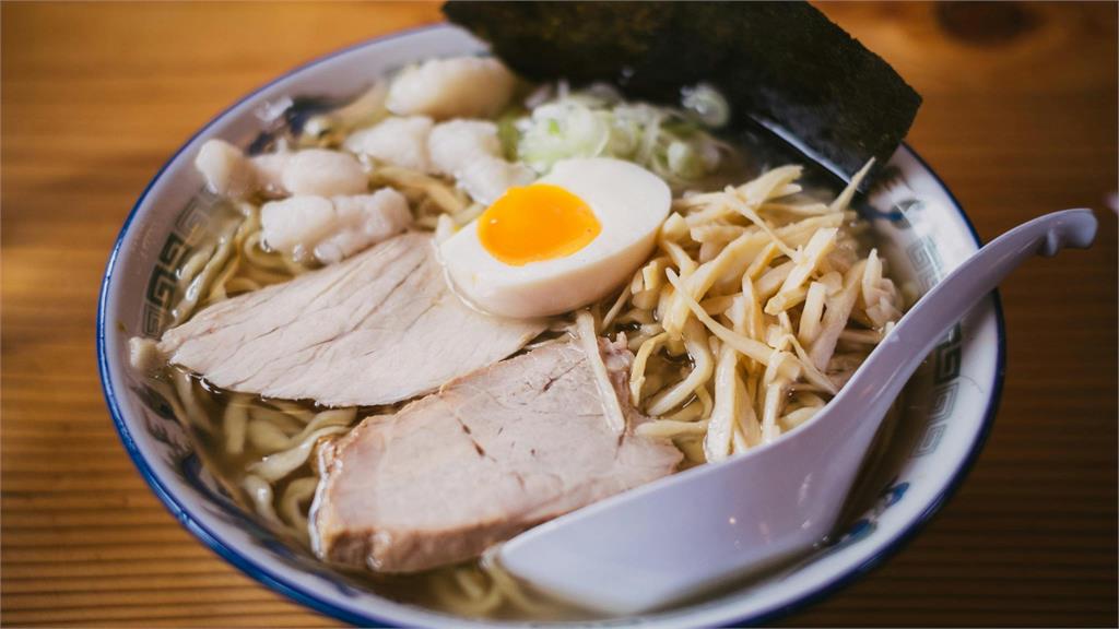 拉麵師傅「煮麵水往地上甩？」秘密初公開！釣出店員親揭背後用意