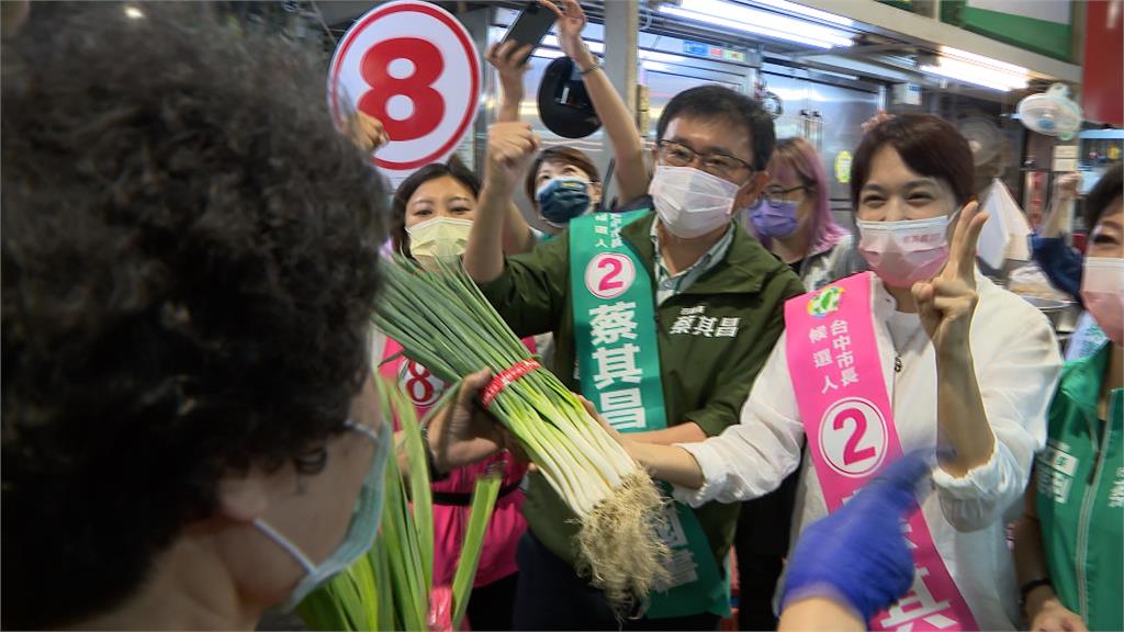 蔡其昌的"她"首露面拉票 心疼夫婿夢話喊政見  