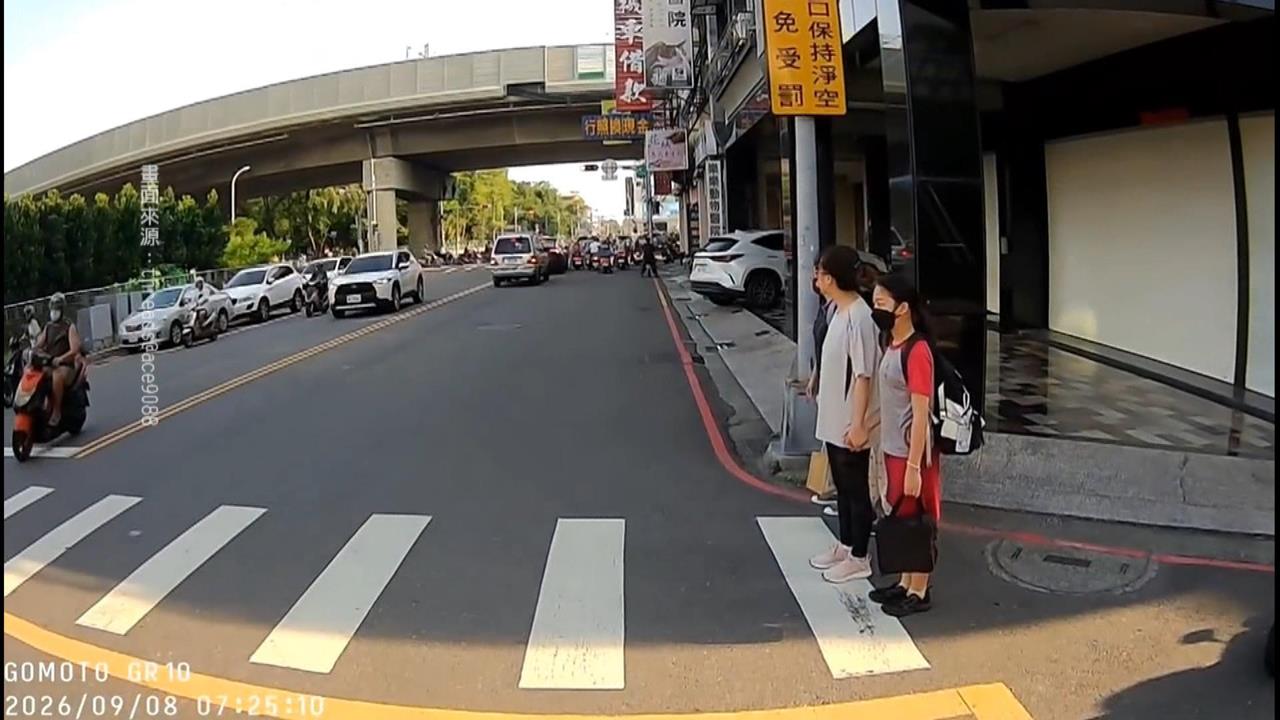高雄鳳山過埤國小通學路沒號誌　車流多駕駛停讓少上下學好危險