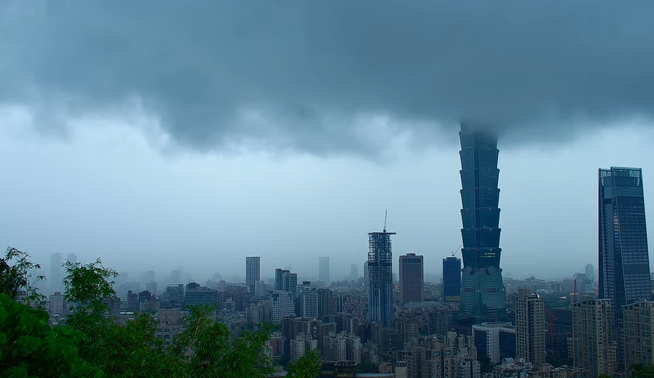 快新聞／台北一早雨彈狂炸！「天空瞬間變暗」畫面曝　網驚：跟颱風一樣的雨