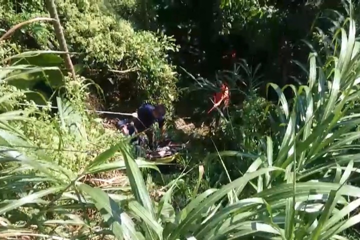 開車衝下邊坡獲救 駕駛急尋七萬現金