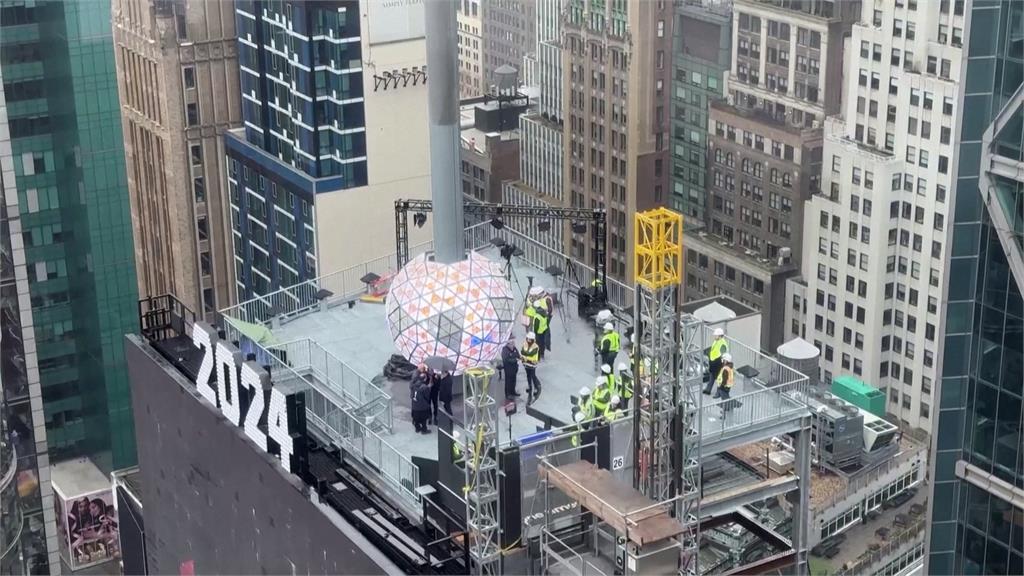 燈光設計藏巧思俯瞰如超大領結　紐約時報廣場水晶球換新衣