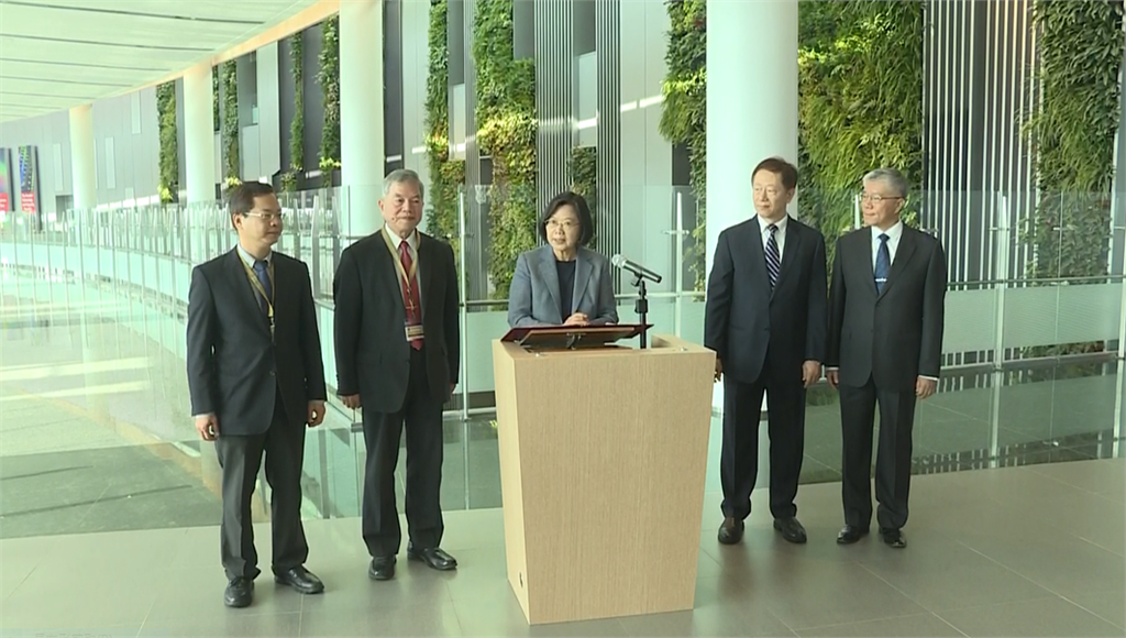 快新聞／蔡英文參訪台積電晶圓18廠 籲相關產業落腳台灣