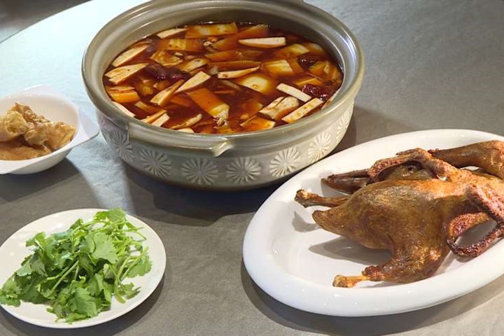 香酥鴨加上冒菜 天府冒鴨鍋麻辣鲜香