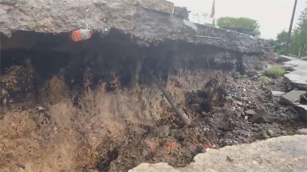 基隆疑連日大雨掏空地基　柏油路面.房屋塌陷約「2公尺深」