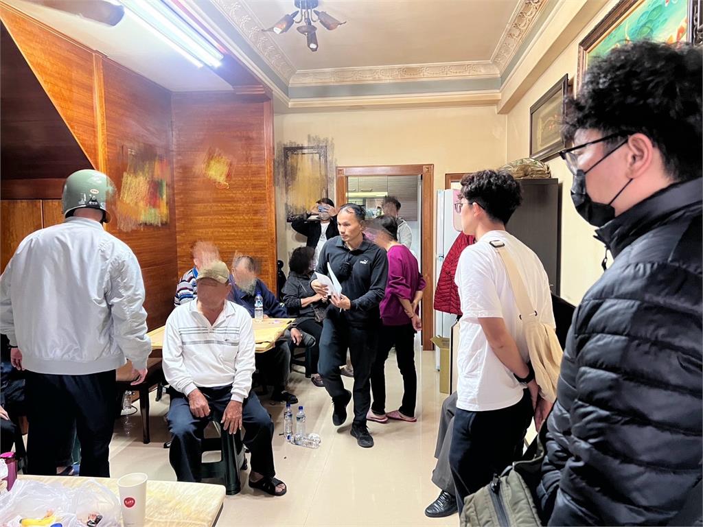 警查獲高雄岡山職業賭場　賭客上演「全員逃走中」22人全被逮