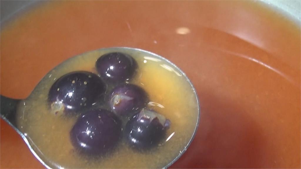 「蜜紅葡萄」融入火鍋食材　穀倉餐廳懷舊風