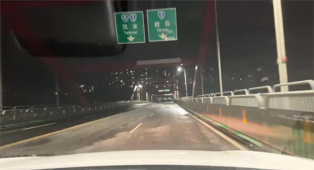 快新聞／關渡大橋「景觀燈管線槽鬆脫」一度全線封閉　凌晨恢復雙向通行