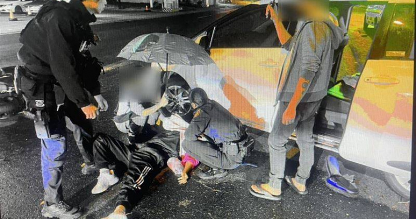 驚險瞬間！女子機車滑入小客底　警民合力抬車救命