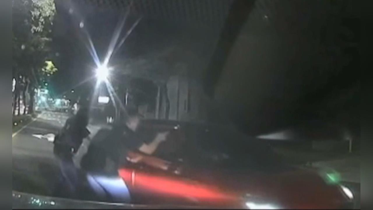 員警嚇一跳！汽車迎面逼近警車後逃逸「下場慘了」