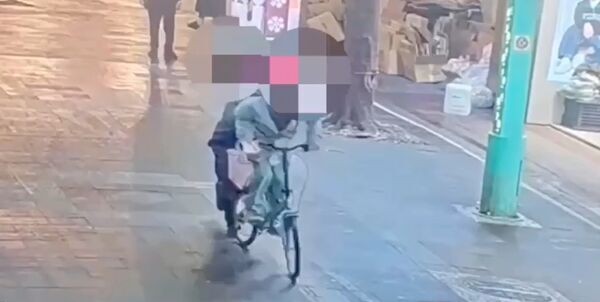 身障者擺攤賣彩券遭無業男搶46張刮刮樂 下一秒路人合力將他制伏