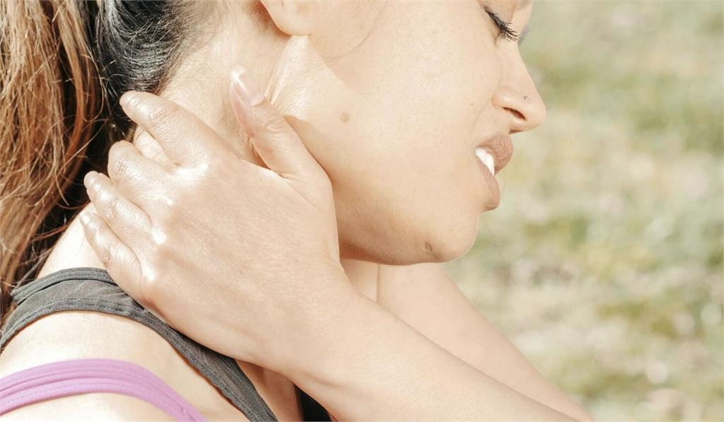 肩頸卡卡難好？   6大指標中3個小心「慢性發炎」風險