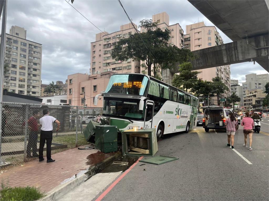 快新聞/桃園蘆竹客運司機尿急忘拉手煞車 車滑行撞毀變電箱