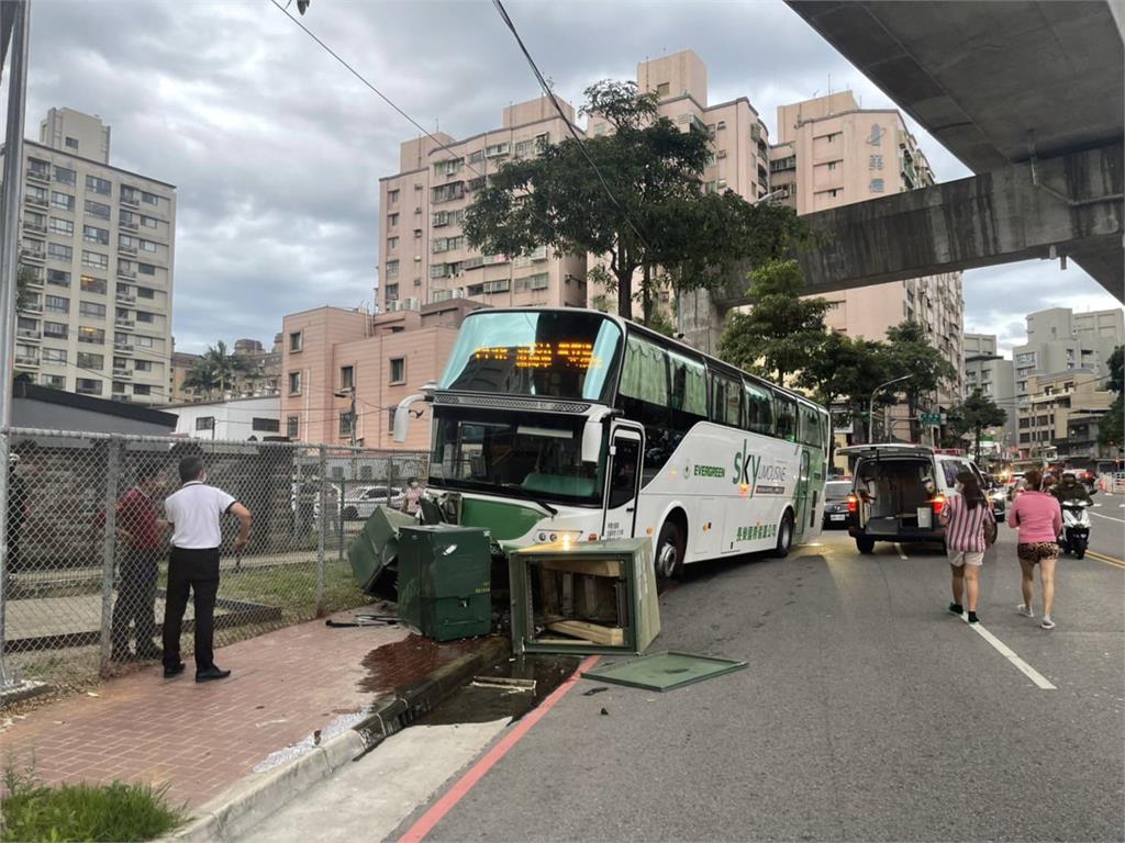 快新聞／桃園蘆竹客運司機尿急忘拉手煞車　車滑行撞毀變電箱